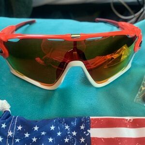 New Chiefs Oakley sunglasses nose bar, cloth US flag holder hard Oakley case